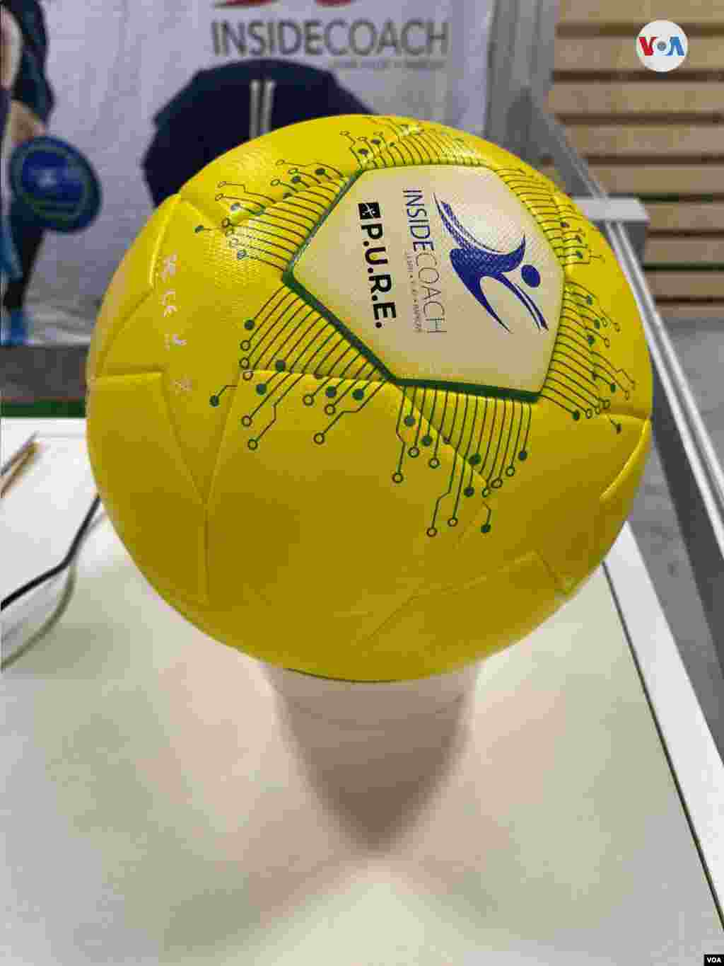 Este bal&#243;n &quot;inteligente&quot; muestra la mejor manera manipularlo en el deporte. Iacopo D Luzi/VOA.