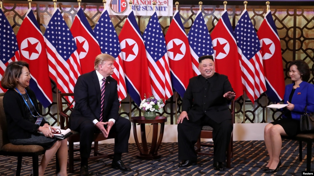 Presiden AS Donald Trump (nomor dua, kiri) bersama Pemimpin Korea Utara Kim Jong-un (dua dari kanan) di Hotel Sofitel Metropole, Hanoi, Vietnam, 27 Februari 2019. 
