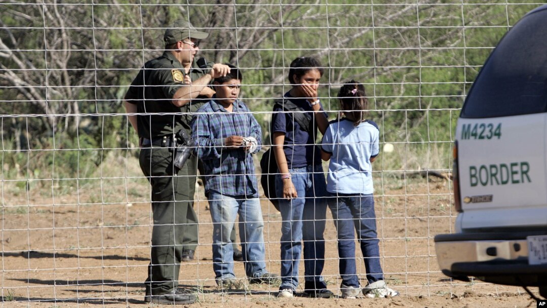 Imigran anak-anak bersama petugas patroli perbatasan di Laredo, Texas. (Foto: Dok)