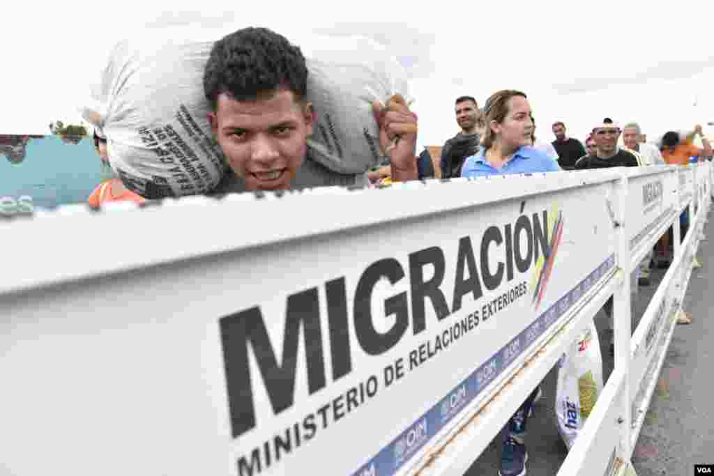 Venezuelan migrants arrive in C&#250;cuta, Colombia after crossing over the Sim&#243;n Bolivar bridge. (Photo: Diego Huertas / VOA Spanish) 