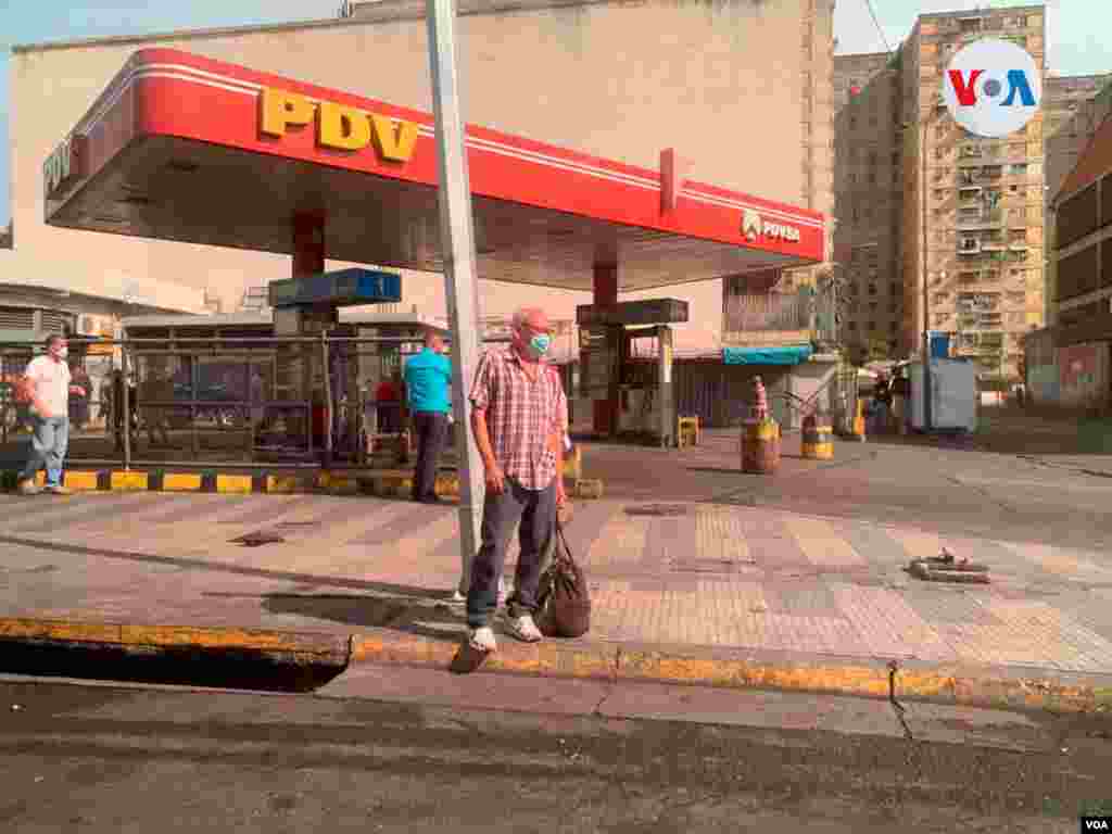 El panorama en Caracas era de largas filas para surtir gasolina. Es el caso de esta gasolinera en el oeste de la capital venezolana, en la que autobuses, que tienen un subsidio del 100% por 90 d&#237;as, esperaban.