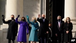 조 바이든 미국 대통령 당선인 부부와 카멀라 해리스 부통령 당선인 부부가 20일 취임식이 열리는 워싱턴 연방의사당에 도착했다.