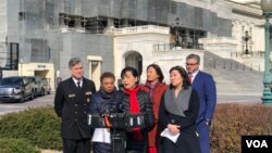 民主党联邦众议员赵美心（Rep. Judy Chu, D-CA）2020年2月28日在国会山前召开记者会，呼吁各界防疫当前停止散播仇视亚裔言论。(美国之音李逸华拍摄)