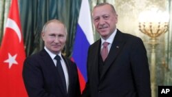 Presiden Rusia Vladimir Putin (kiri) menerima Presiden Turki Recep Tayyip Erdogan di Moskow, hari Senin (8/4). 