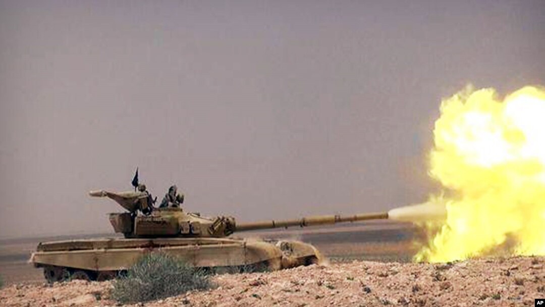 Xe tăng của nhóm Nhà nước Hồi giáo đụng độ với lực lượng chính phủ Syria trên con đường giữa thành phố Homs và Palmyra, Syria.