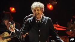 Bob Dylan dalam sebuah pertunjukannya di Los Angeles awal tahun ini (Foto: dok). Bob Dylan merupakan salah satu dari tiga belas penerima anugerah 'Medal of Freedom' dari Presiden Obama musim semi tahun ini.