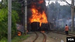 A train burns after crashing in Jakarta, Dec. 9, 2013. (Andy Lala Waluyo for VOA)