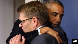 제이 카니 미국 백악관 대변인(오른쪽)이 30일 백악관에서 사임 의사를 밝힌 후, 바락 오바마 대통령이 카니 대변인과 포옹하고 있다.