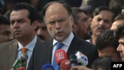 Pakistani Interior Minister Ahsan Iqbal (C) speaks to media in Islamabad, Pakistan, Oct. 2, 2017. Iqbal was among Pakistani officials who met with the U.S. National Security Council’s senior director for South and Central Asia, Lisa Curtis, in Islamabad this week.