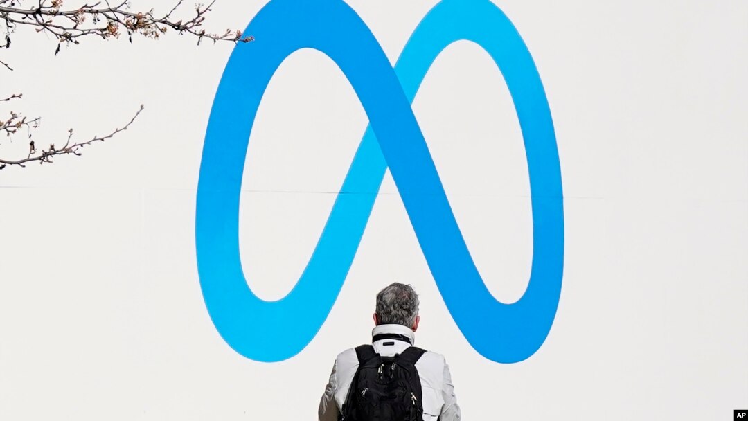 Logo kompanije Meta ispred sjedišta u Kaliforniji. (Foto: AP/Jeff Chiu)