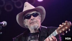 Merle Haggard fue galardonado con el premio Grammy en tres ocasiones, 1984, 1998 y 1999.