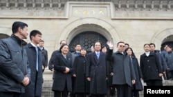 Menteri Taiwan Urusan Hubungan China, Wang Yu-chi (depan kanan) melambaikan tangannya seusai mengunjungi makam Sun Yat-sen di Nanjing, provinsi Jiangsu (12/2).