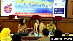 Suasana diskusi tentang pasung di fakultas psikologi UGM, 21 Februari 2015. Dari kiri: Tri Hayuning Tyas (Psikologi UGM), Dr. Erminia Colucci (berselendang kuning) dan Anto Sg (Foto: VOA/Munarsih).