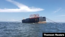 La instalación petrolera flotante de almacenamiento y descarga (FSO) Nabarima se ve inclinada en el Golfo de Paria. Foto de archivo.