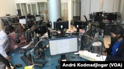 Les journalistes de l'ONAMA dans la salle de rédaction, le 8 mars 2021. (VOA/André Kodmadjingar) 