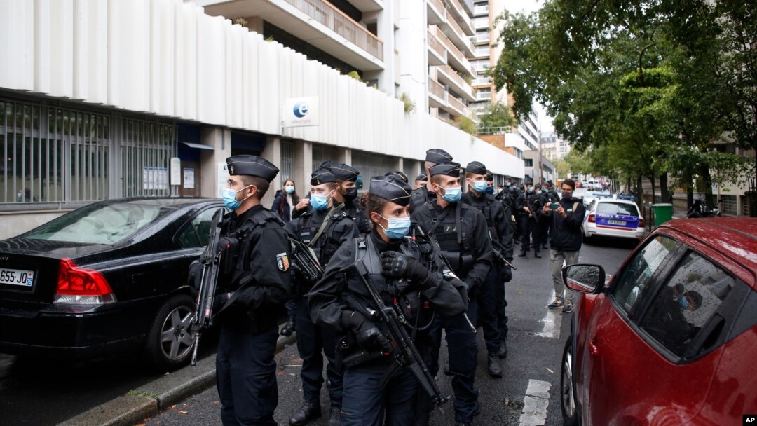 Policija patrolira blizu bivše redakcije časopisa Šarli Ebdo, 25. septembar 2020.
