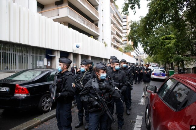 Paris’te Charlie Hebdo dergisinin eski binası yakınlarındaki saldırının ardından polis bölgede devriye geziyor