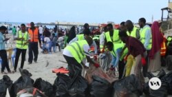 Somali volunteers clean beaches