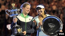 Petenis Belgia Kim Clijsters, kiri, memegang pialanya dengan runner-up Li Na setelah memenangkan final tunggal putri Australia Terbuka hari Sabtu (29/1). Clijsters akan bertanding kembali dalam turnamen Piala Fed akhir pekan ini.