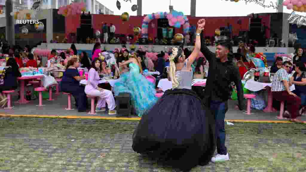 Gracias al singular permiso que recibieron las reclusas, algunas fueron testigos de cómo sus niñas bailaron el tradicional vals.