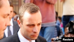 Oscar Pistorius saat meninggalkan pengadilan tinggi "North Gauteng" di Pretoria, 10 April 2014.