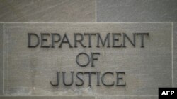 ARCHIVO - Logo del Departamento de Justicia de EEUU en Washington DC.