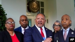 Marc Morial, drejtues i Qendrës Urbane Kombëtare, flet me gazetarët në hyrje të Shtëpisë së Bardhë pas takimit me Presidentin Biden