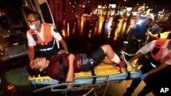 台北客车爆炸案后，急救人员帮助一名受伤的男士。（2016年7月7日）