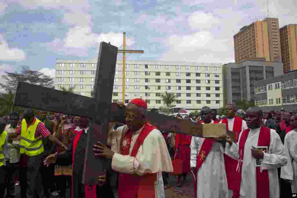 Kadinali John Njue wa kanisa la Kikatoliki Kenya akifuatana na waumini abeba Msalaba na kupita katika barabara za Nairobi.
