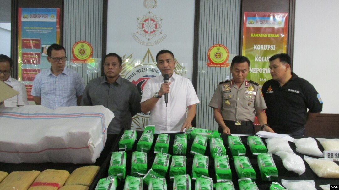 Direktur Tindak Pidana Narkoba Mabes Polri Brigjen Pol Dharma Pongrekun bersama barang bukti narkoba jenis sabu dan ganja di kantor Direktur Tindak Pidana Narkoba (foto: VOA/Andylala).