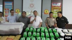 Direktur Tindak Pidana Narkoba Mabes Polri Brigjen Pol Dharma Pongrekun bersama barang bukti narkoba jenis sabu dan ganja di kantor Direktur Tindak Pidana Narkoba (foto: VOA/Andylala).