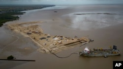 Brod stvara vještačko ostrvo vađenjem pijeska na moru kako bi stvorio obalnu luku za proizvodnju nafte na moru na ušću rijeke Demerara u Georgetownu, Gvajana, 12. aprila 2023.