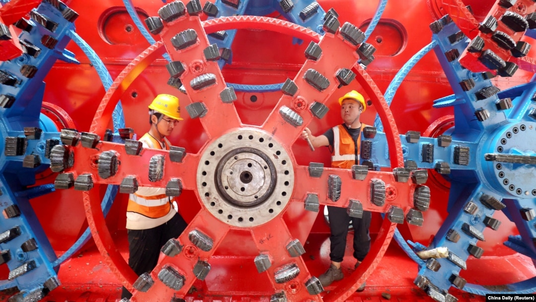 中国工人在浙江省湖州市的一个地下铁路的车站施工现场。（2024年10月17日）