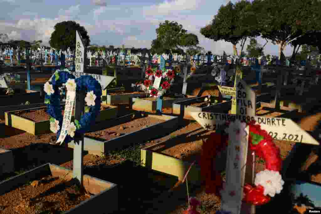 Un cementerio en Manaus, Brasil, donde el n&#250;mero de v&#237;ctimas ha llevado al pa&#237;s entre los tres primeros del mundo despu&#233;s de India y Estados Unidos.