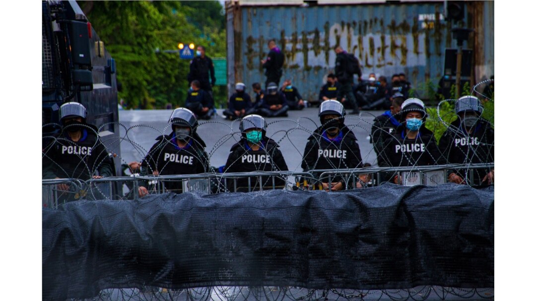Riot police in Thailand block roads for demonstrations to pass to Government House, Bangkok, 25 July 2021. (VOA/Tommy Walker)
