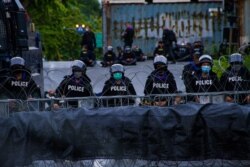 Riot police in Thailand block roads for demonstrations to pass to Government House, Bangkok, 25 July 2021. (VOA/Tommy Walker)