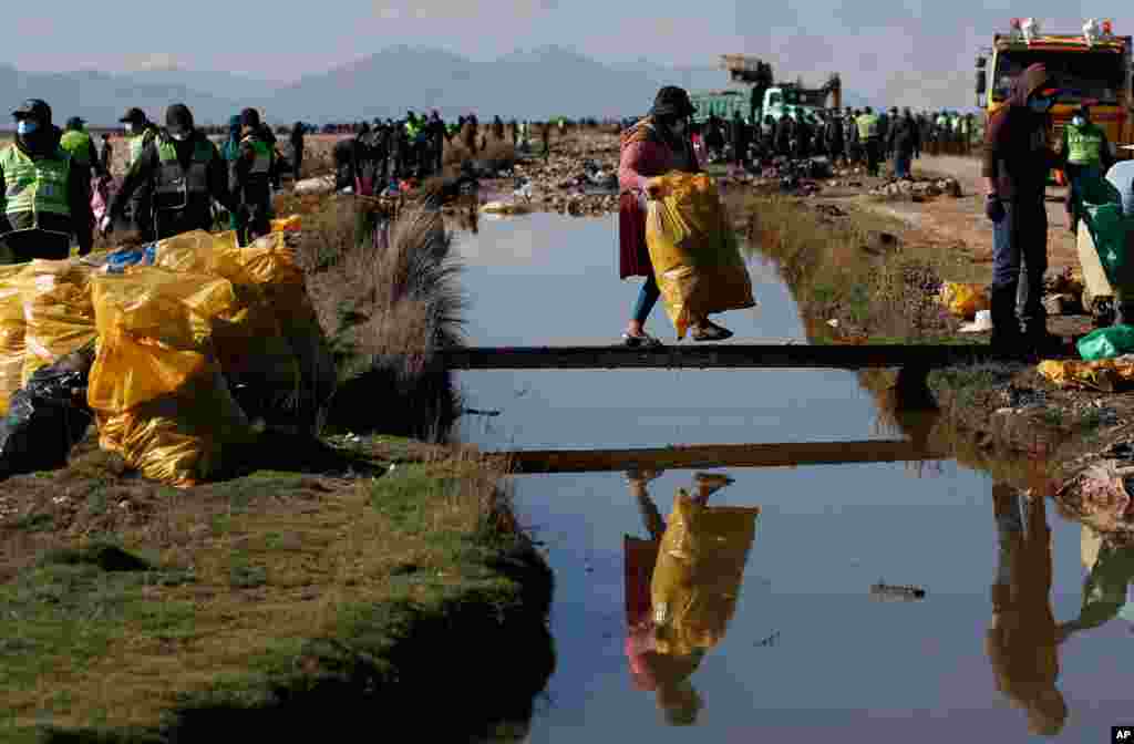 볼리비아 오루로의 우루우루 호수에서 자원봉사자가 수거한 쓰레기를 나르고 있다. 한때 관광지였던 호숫가가 쓰레기로 뒤덮여 청소가 진행됐다. 