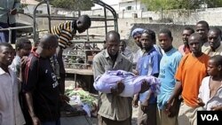 Serangan mortir kelompok militan al-Shabab hari Senin ini salah sasaran ke kamp pengungsi di Mogadishu, menewaskan 5 orang termasuk anak-anak (19/3).