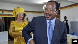 Cameroon President Paul Byia leaves the pooling station after voting in Yaounde, Cameroon, October 11, 2004. (file photo)