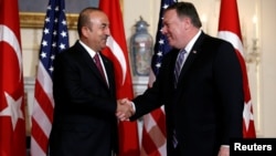 AQSh Davlat kotibi Mayk Pompeo (o'ngda) Turkiya Tashqi ishlar vaziri Mevlut Chovusho'g'li bilan, Vashington, AQSh, 4-iyun, 2018-yil.