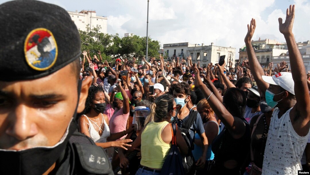 Las fuerzas del orden intentan mantener la calma durante una confrontación de manifestantes de ambos bandos, en la Habana, Cuba, el 11 de julio de 2021.
