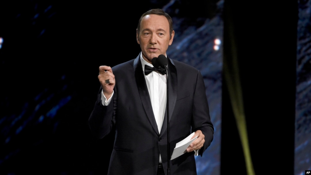 ARSIP – Foto yang diambil tanggal 27 Oktober 2017 ini menampilkan Kevin Spacey yang tengah menganugerahkan penghargaan untuk insan pertelevisian pada BAFTA Los Angeles Britannia Awards di Beverly Hilton Hotel, Beverly Hills, California (foto: Chris Pizzello/Invision/AP, Arsip)
