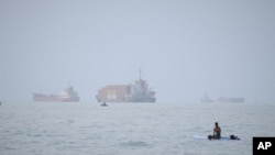 资料照片：停泊在伊朗阿巴斯港附近的霍尔木兹海峡的商船。(2026年7月27日)
