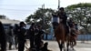 La policía montada antidisturbios sale de la cárcel durante los traslados de prisioneros en curso como parte de un plan del gobierno para reducir el hacinamiento en las cárceles del país, en Guayaquil, Ecuador, el 1 de noviembre de 2022.