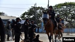 La policía montada antidisturbios sale de la cárcel durante los traslados de prisioneros en curso como parte de un plan del gobierno para reducir el hacinamiento en las cárceles del país, en Guayaquil, Ecuador, el 1 de noviembre de 2022.