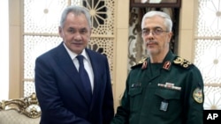 Kepala Staf Umum Angkatan Bersenjata Iran Jenderal Mohammad Hossein Bagheri, kanan, berjabat tangan dengan Sekretaris Dewan Keamanan Rusia, Sergei Shoigu di Teheran, 5 Agustus 2024 (foto: dok). Barat menuduh Iran mengirimkan rudal-rudal balistik ke Rusia. 