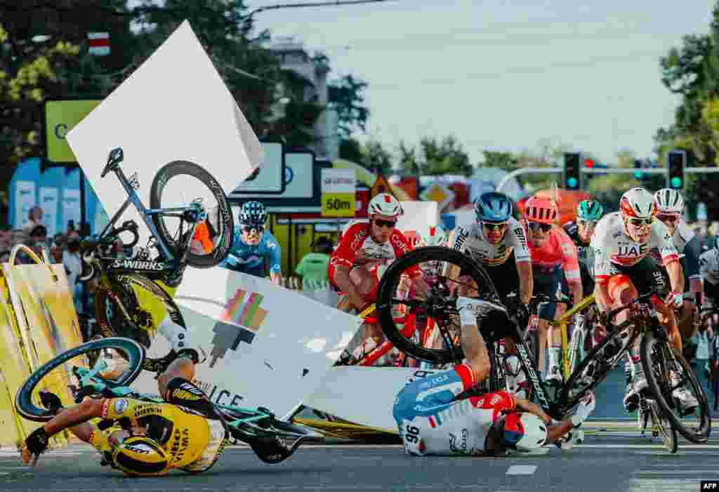Dutch cyclist Fabio Jakobsen&#39;s bicycle (behind, L) collides with Dylan Groenewegen (on the ground, L) during the opening stage of the Tour of Poland race in Katowice, Poland, Aug. 5, 2020.