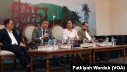 Ketua TPF PBB untuk Myanmar, Marzuki Darusman (tengah), politisi Partai PKS Mahfudz Siddiq (kiri), dan anggota Kaukus HAM ASEAN Eva Sundari berbicara kepada media mengenai masalah minoritas Rohingya di Jakarta, 12 September 2017 (VOA/Fathiyah Wardah) 