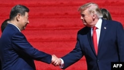 美国总统唐纳德·特朗普与中国国家主席在参访华盛顿美国国家档案馆后握手道别。(2026年9月25日)