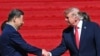 美国总统唐纳德·特朗普与中国国家主席习近平在华盛顿国家档案馆参观结束后握手。(2026年9月25日) 